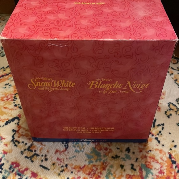 Disney I whistle a happy tune Snow White snow globe - Picture 11 of 12